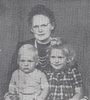 Fru Wilhelmine Sass' med sine 2 børn. (Foto Jydske Tidende)